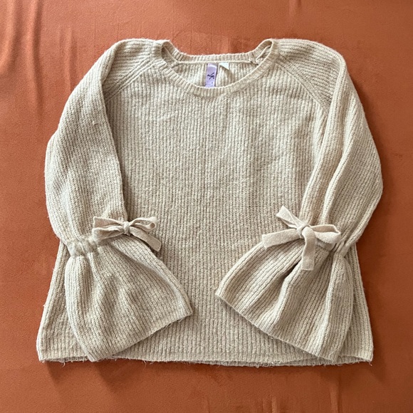 ALYA Cream Bell Sleeve Sweater Size Small - Picture 1 of 2